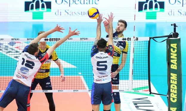 Kadr ze spotkania Leo Shoes Modena -  Vero Volley Monza. Na pierwszym planie Bartosz Bednorz /https://www.legavolley.it/ /