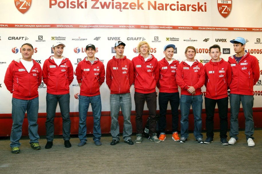 Kadra A skoczków narciarskich (od lewej) Zbigniew Klimowski (asystent trenera), Łukasz Kruczek - trener, Kamil Stoch, Piotr Żyła, Dawid Kubacki, Krzysztof Miętus, Krzysztof Sobczyk (asystent techniczny), Kacper Skrobot (serwisman) i Maciej Kot /Stanisław Rozpędzik /PAP