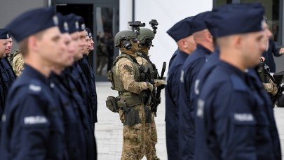 Kadrowa czystka w policji. Szef MSWiA: Za narażenie honoru munduru będą konsekwencje 