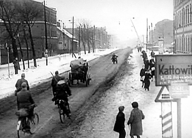 Kadry z hitlerowskiej kroniki filmowejprzedstawiają niemieckie przygotowania do obrony Katowic /Odkrywca
