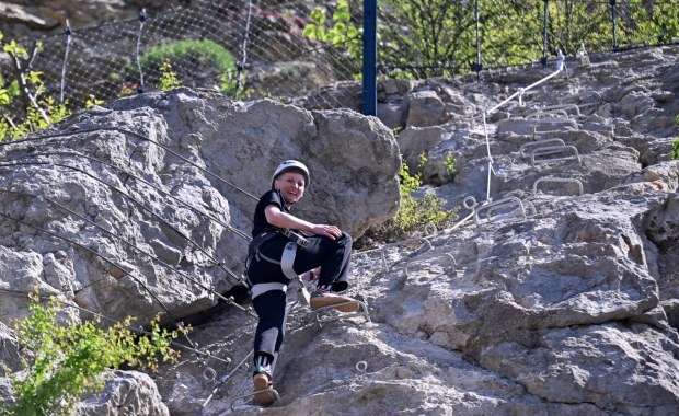 Kadzielnia kusi adrenaliną. Via ferrata otwarta dla śmiałków