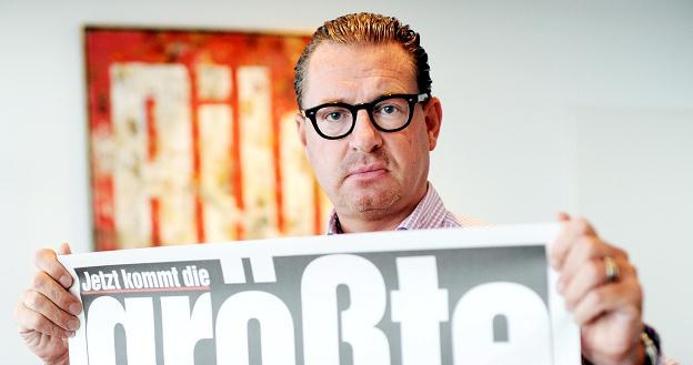 Kai Diekmann, redaktor naczelny niemieckiego tabloidu "Bild" z makietą rekordowego wydania gazety /AFP