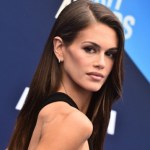 Kaia Gerber łudząco podobna do mamy. Zachwyciła na premierze nowego serialu