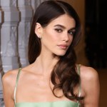 Kaia Gerber Kaia Gerber w białym, modnym płaszczyku. Idealny na chłodne lato
