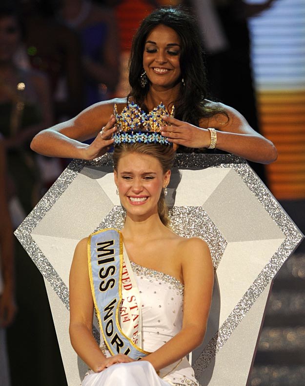 Kaiane Aldorino nakłada koronę Miss World na głowę Alexandrii Mills /AFP