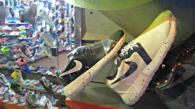 Kair - sklep z podrabianym obuwiem. Ceny - około 15 dolarów za parę /INTERIA.PL