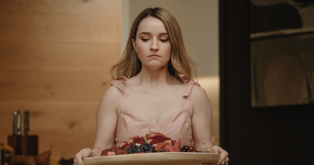 Kaitlyn Dever w scenie z serialu "Ocet jabłkowy" /Netflix /materiały prasowe