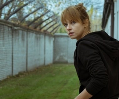 Kaja Miller (Marta Nieradkiewicz) jest młodą, uczciwą policjantką. W czasie jednej z nieudolnie przeprowadzonych akcji zostaje porwana i zgwałcona. Uciekając zabija swoich oprawców, a w raporcie zataja okoliczności zajścia i odchodzi z pracy.