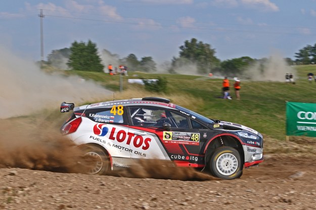 Kajetan Kajetanowicz i Jarosław Baran (Ford Fiesta R5) na trasie 15 odcinka specjalnego Rajdu Polski 2016. /Marek Wicher    /PAP