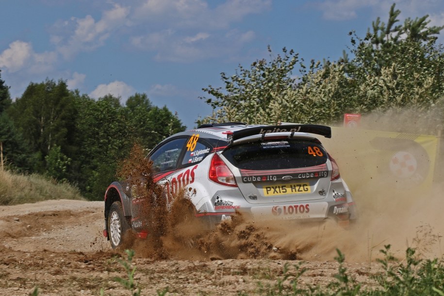Kajetan Kajetanowicz i Jarosław Baran (Ford Fiesta R5) na trasie 15. odcinka specjalnego Rajdu Polski 2016 /Marek Wicher    /PAP