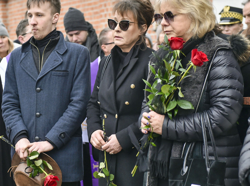 Kajetan Kamiński, Justyna Sieńczyłło i Dorota Kamińska na pogrzebie /AKPA