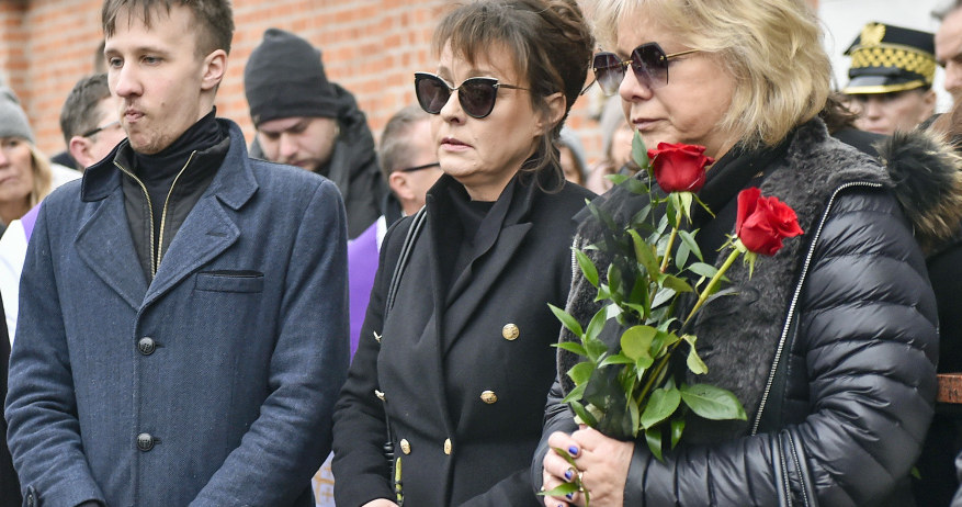 Kajetan Kamiński, Justyna Sieńczyłło i Dorota Kamińska na pogrzebie /AKPA