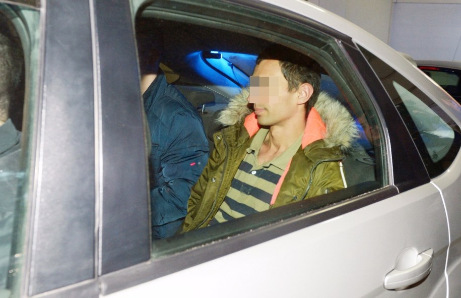 Kajetan P. (P) eskortowany do sądu w Valletcie w 2016 roku /Ray Attard    /PAP