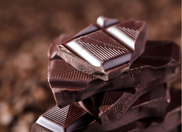 Kakao, podstawowy składnik gorzkiej czekolady, to jedno z najbogatszych, znanych nam źródeł flawonoli. /123RF/PICSEL