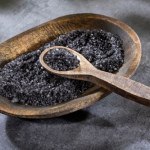 Kala namak to zdrowszy zamiennik soli. Odciąża żołądek i działa jak detoks, ale jednego jej brak