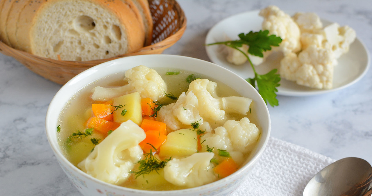 Kalafiora można podawać w różnorodnej formie. Jedną z propozycji jest zupa kalafiorowa /123RF/PICSEL