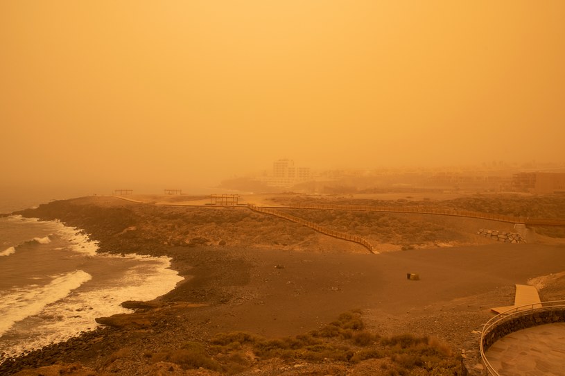 Kalima w pełnej krasie. Krajobraz spowity kłębami pyłu znad Sahary sprawia, że bardziej przypomina on zdjęcia przesyłane przez łaziki operujące na Marsie, niż fotografie z wakacji na Teneryfie. /123RF/PICSEL