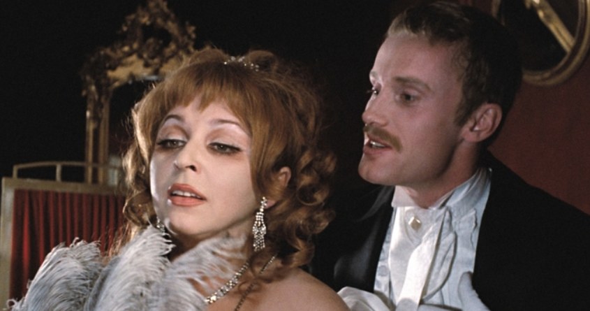 Kalina Jędrusik i Daniel Olbrychski w filmie "Ziemia obiecana" /filmpolski.pl /materiały prasowe