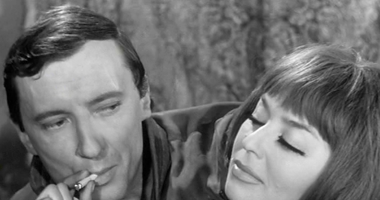 Kalina Jędrusik i Krzysztof Chamiec w serialu Stanisława Barei "Kapitan Sowa na tropie" (1965) /East News/POLFILM