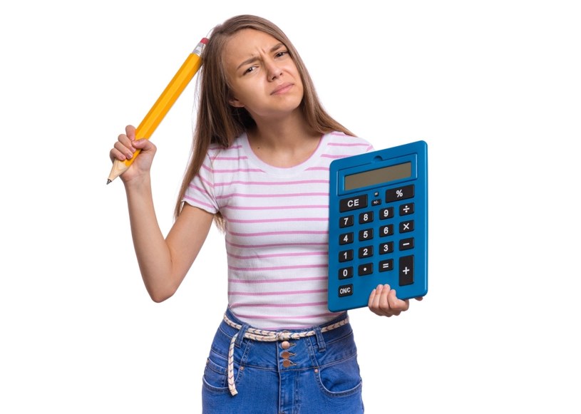 Kalkulator to obowiązkowy gadżet każdego ucznia. /123RF/PICSEL