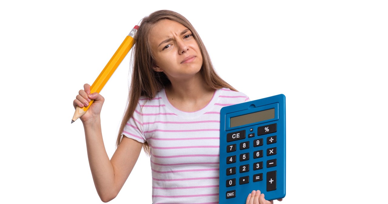 Kalkulator to obowiązkowy gadżet każdego ucznia. /123RF/PICSEL