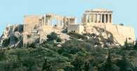 Kallikrates, widok na Akropolis ze Wzgórza Nimf, od lewej: Pinakoteka, świątynia Ateny Nike i Par /Encyklopedia Internautica