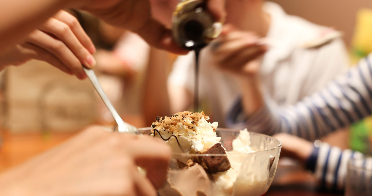 Kaloryczność lodów jest  niska w porównaniu z innymi słodyczami. 100 g lodów  to 165 kcal /123RF/PICSEL