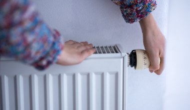 ​Kaloryfer jest ciepły u góry, a zimny na dole? Zrób to i problem zniknie