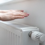 ​Kaloryfer jest ciepły u góry, a zimny na dole? Zrób to i problem zniknie
