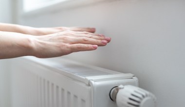 ​Kaloryfer jest ciepły u góry, a zimny na dole? Zrób to i problem zniknie