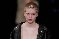 Kalosze i tiary, czyli pokaz Saint Laurent w Paryżu