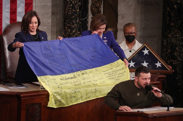 Kamala Harris i Nancy Pelosi trzymające ukraińską flagę /MICHAEL REYNOLDS    /PAP/EPA