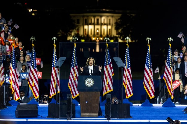 Kamala Harris podczas wiecu w Waszyngtonie /JIM LO SCALZO /PAP/EPA