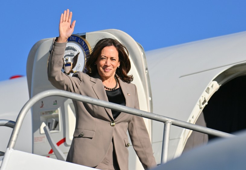 Kamala Harris wsiadając do Air Force Two /Sam Wasson / Pool via CNP / SplashNews.com /East News