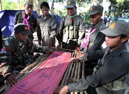 Kambodżańscy żołnierze przyglądaja się magicznej szarfie przy granicy z Tajlandią, 7 listopada 2008 /AFP