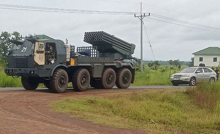Kambodżańska wieloprowadnicowa wyrzutnia rakietowa BM-21; w czwartek doszło do starć zbrojnych między Tajlandią a Kambodżą /STR/AFP /East News