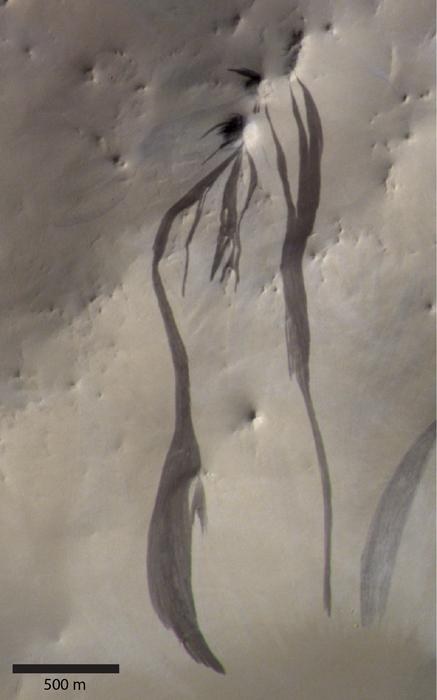 Kamera CaSSIS na pokładzie sondy ESA ExoMars Trace Gas Orbiter uchwyciła takie smugi w rejonie Arabia Terra. /NASA /Materiały prasowe