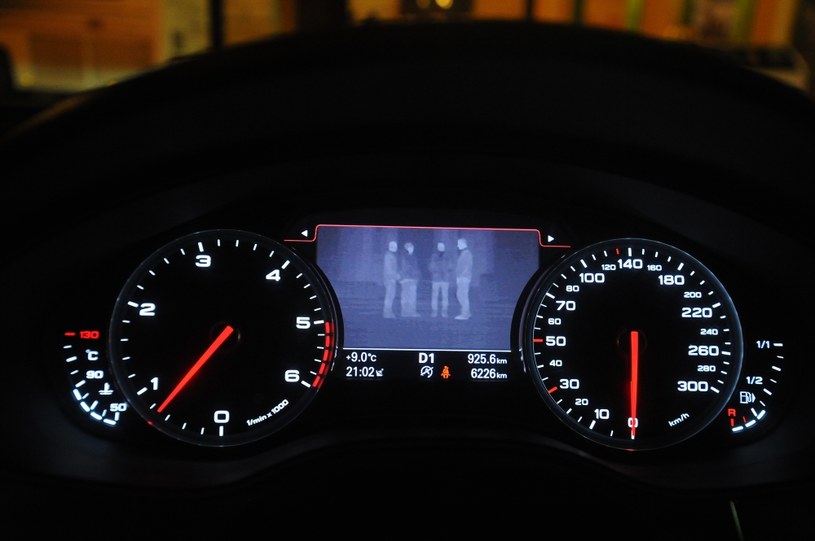 Kamera na podczerwień rejestruje obraz przed autem i wyświetla go między zegarami, dodatkowo zaznaczając pieszych (w zależności od sytuacji – na żółto lub czerwono). System ten kosztuje dodatkowo 11 tys. zł. /Motor