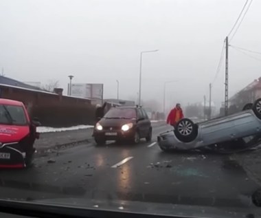 Kamera nagrała czołowe zderzenie pojazdu nauki jazdy. To nie kursant zawinił