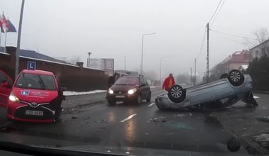 Kamera nagrała czołowe zderzenie pojazdu nauki jazdy. To nie kursant zawinił