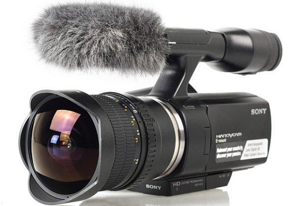 Kamera Sony NEX-VG10 z obiektywem Samyang 8mm f/3.5 FISH-EYE CS VG10 /materiały prasowe
