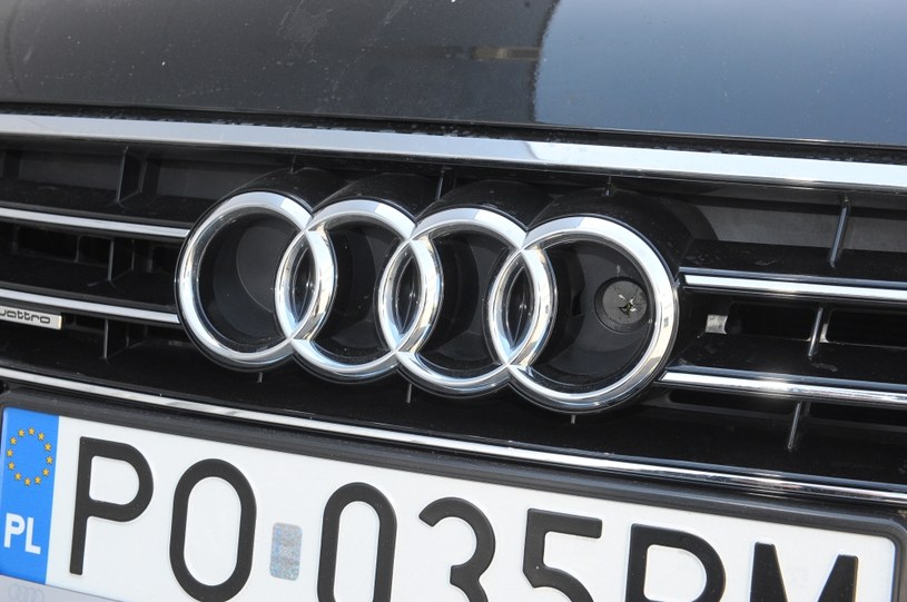 Kamera systemu kryje się w logo Audi. /Motor