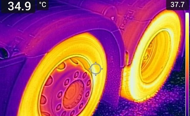 Kamera termowizyjna wykryje każdą wadę opon. Tak tropią śmiertelne zagrożenia na drogach