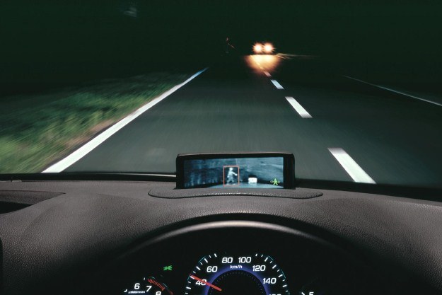 Kamera w podczerwieni potrafi dostrzec pieszych szybciej niż kierowca /Informacja prasowa