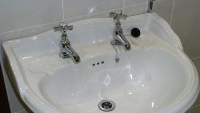 Kamera w toalecie urzędu miasta. Ktoś ukrył ją pod umywalką