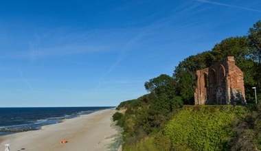Kameralna plaża nad Bałtykiem, o której słyszało niewielu. Nikt nie zajmuje miejsc o 7 rano 
