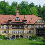 Kameralne miasteczko wśród gór. Sanatorium, park narodowy i ścieżki spacerowe 