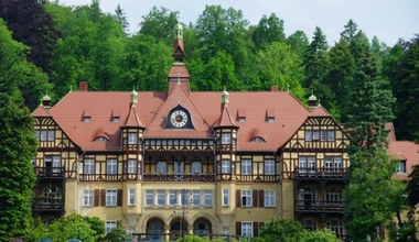 Kameralne miasteczko wśród gór. Sanatorium, park narodowy i ścieżki spacerowe 