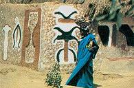 Kamerun, malowidła na domach ludu Hausa /Encyklopedia Internautica