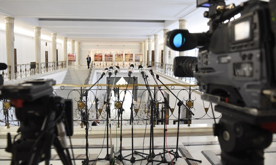 Kamery i mikrofony na sejmowym korytarzu. To już przeszłość /Radek Pietruszka /PAP